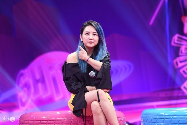 何洁在演唱会上公开介绍刁磊，绯闻男友同在舞台上！