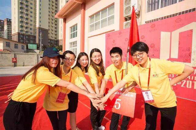 红十三大家庭十周年年会在想念食品大礼堂隆