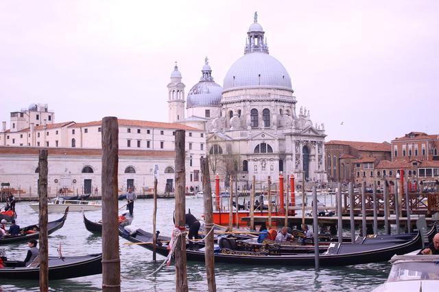 意大利公交无人收费,买票全凭自觉,大部分人都