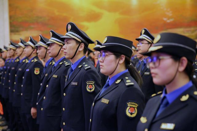 城管算是公务员或者事业单位吗? 一个月能拿多