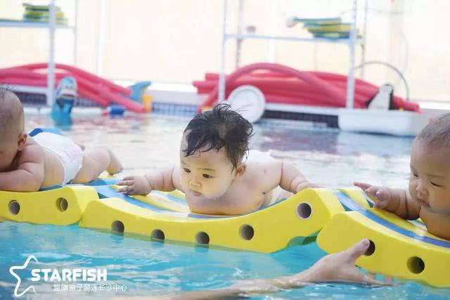 贾静雯带咘咘上的亲子水育课,火遍了朋友圈!