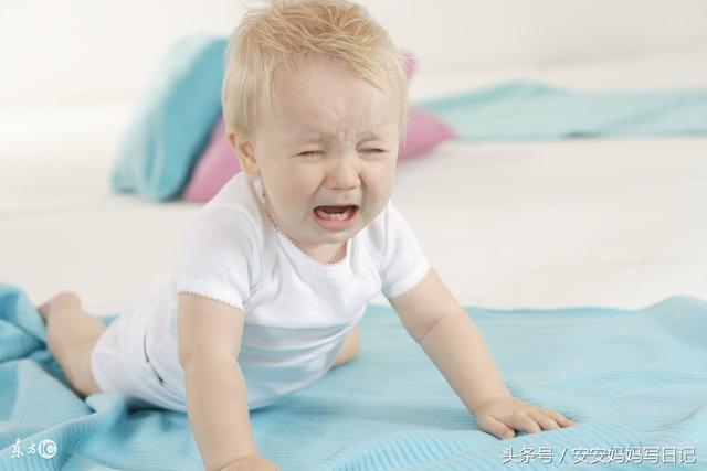 一月睡、二月哭,三抬头、四翻身,娃的发育规律