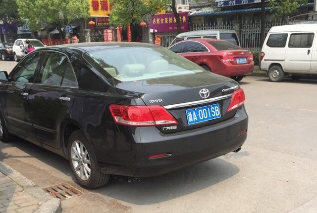 杭州最牛的凯美瑞车队，同款车近千辆，一样的颜色，车牌亮了