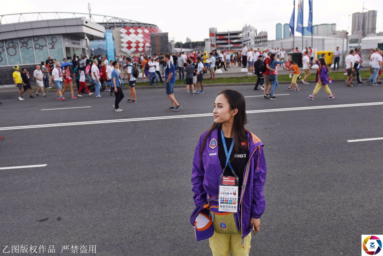 世界杯志愿者中国女孩,因太美常被球迷搂着拍