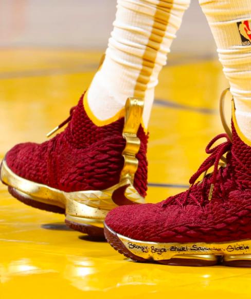 詹姆斯今天换上了酒红金配色的LeBron 15