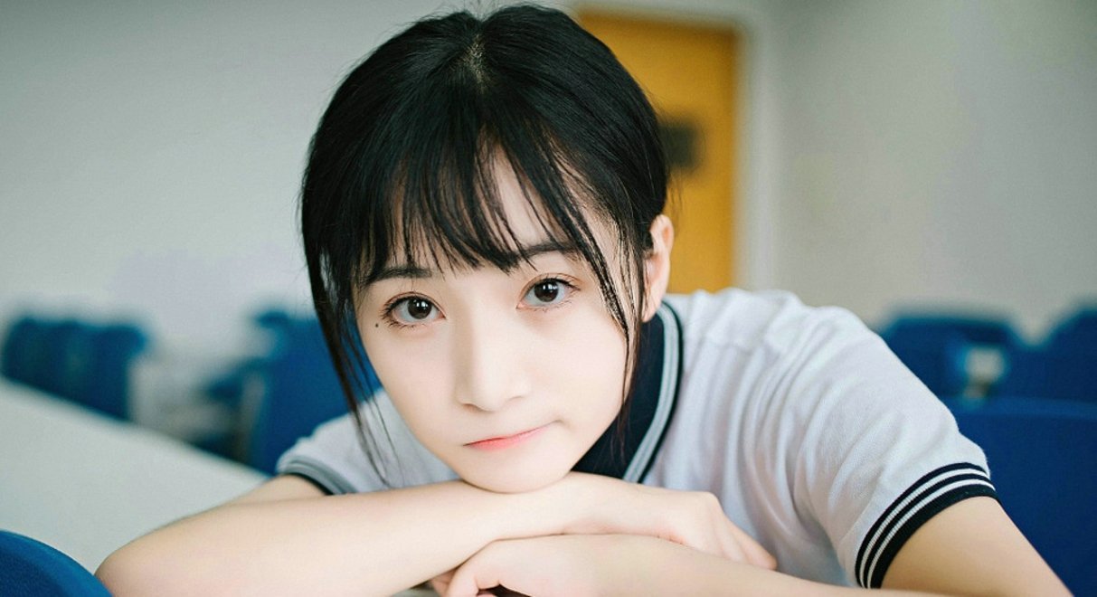 清纯乖巧学生妹子教室内唯美可爱写真