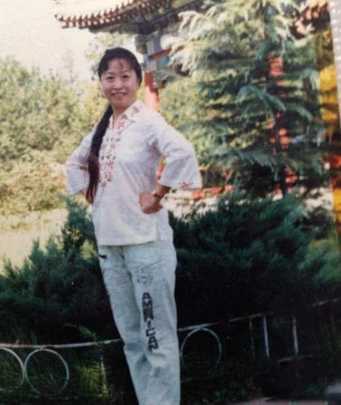 张少华年轻时期的照片,虽然不是大美女但身材很好.
