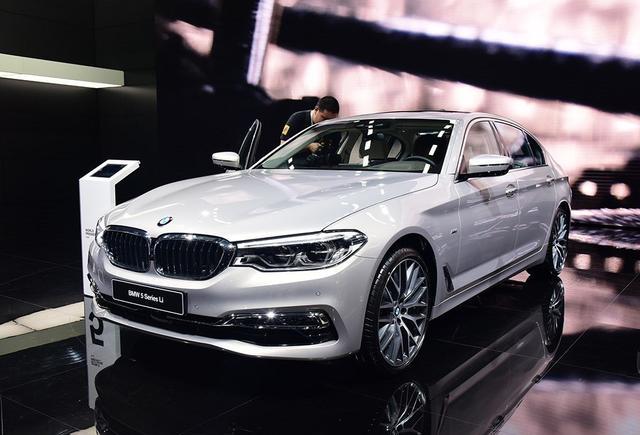 纯进口黑马，2.0T百公里加速6.7秒，颜值让奔驰E级都羡慕