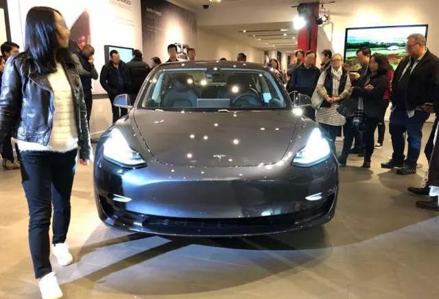 特斯拉新Model 3首台展车亮相：排队场面吓到了
