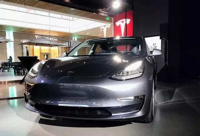 特斯拉新Model 3首台展车亮相：排队场面吓到了