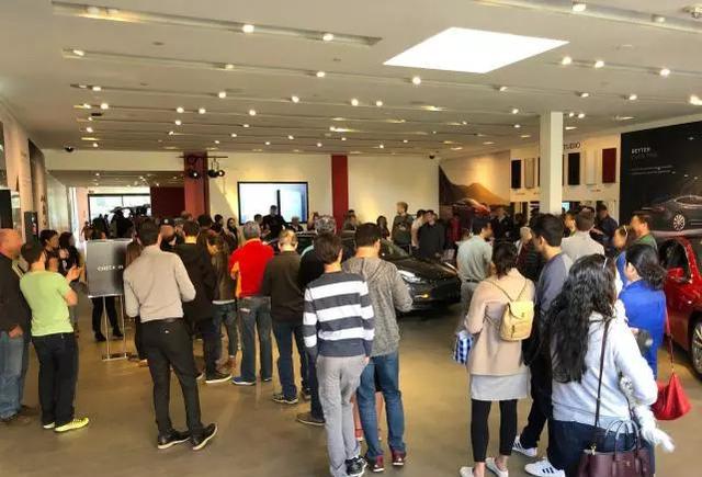 特斯拉新Model 3首台展车亮相：排队场面吓到了