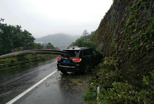 大切诺基质量没得说, 车身完好只是被插穿了
