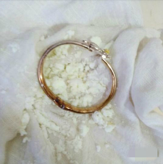 怎么解释?纱布包银饰搓宝宝全身,打开一看银子