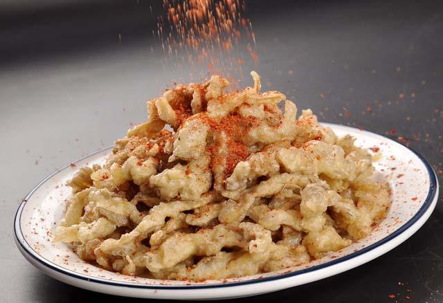 干炸蘑菇,据说这样炸出来的蘑菇能吃出肉的香味,你吃过嘛?