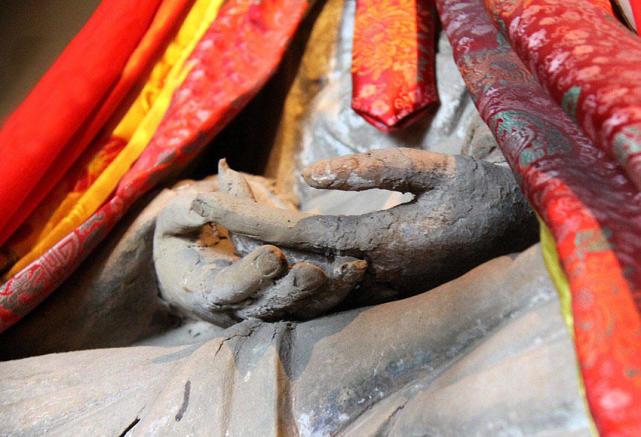 山西一寺庙里发现16尊"肉身佛", 手指甲还在生长