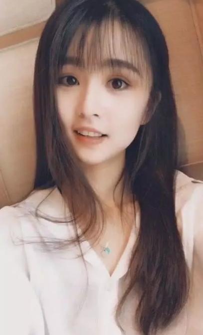 抖音美女模仿林心如,观众不喜,看到素颜照后,观众沸腾