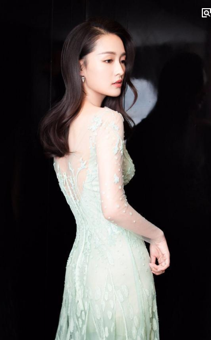 李沁的时尚真的是一言难尽,从头绿到脚,网友:你的时尚我不懂