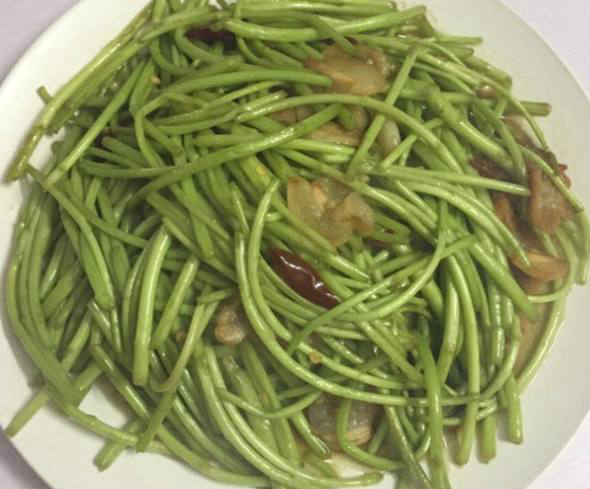 90后程序员发工资后女朋友做一桌好菜犒劳他