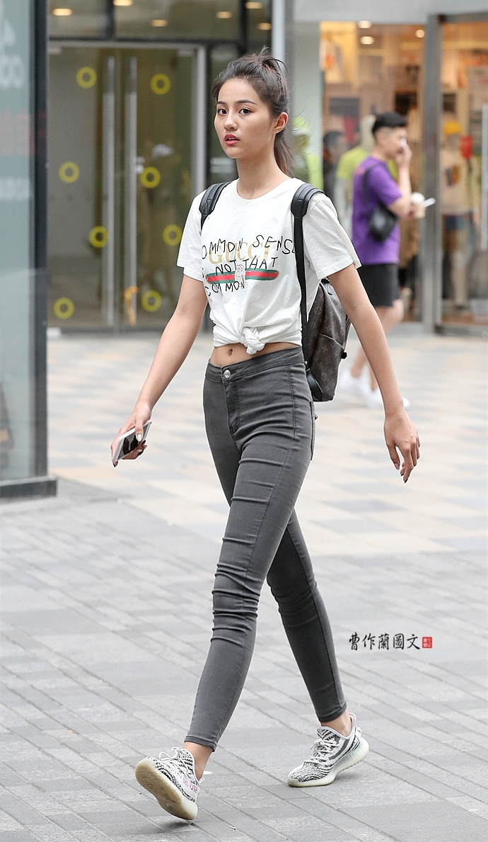街拍:让人羡慕的小腰精美女