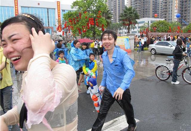 东莞东坑镇泼水节大战正酣,没有雨衣和水枪的