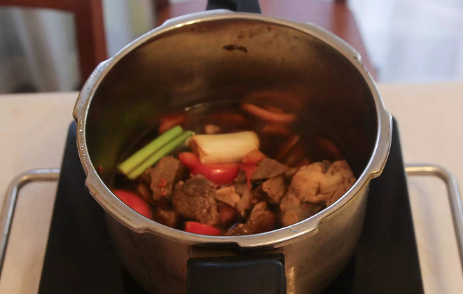 立冬吃什么红枣炖牛肉肉质嫩滑软烂可口暖心更暖胃
