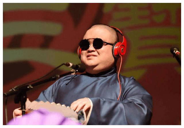 闫云达520凌晨更新了一条微博,抽烟吐雾,退社