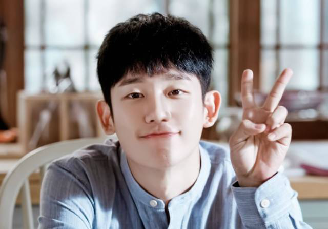 丁海寅颜值颇高的4张照片，尤其是第四张，得到百万粉丝的赞美