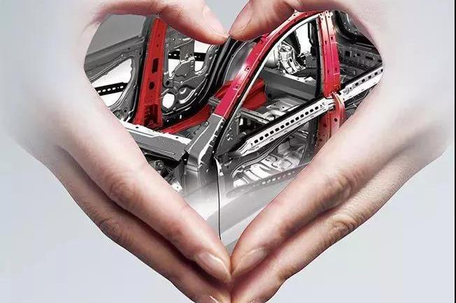 5吨钢筋压顶，车主仅受轻伤，这车怎么做到的？