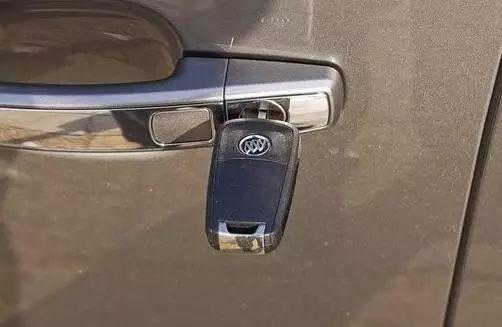 一键启动的车有钥匙孔吗?车钥匙没电咋办