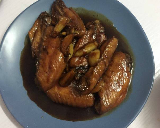 90后程序员发工资后女朋友做一桌好菜犒劳他