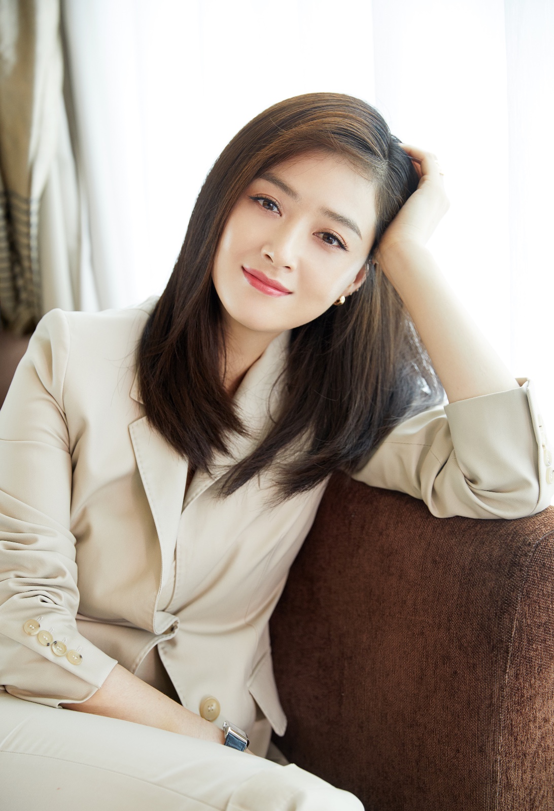 蒋欣写真自信优雅,彰显都市女性的时尚态度