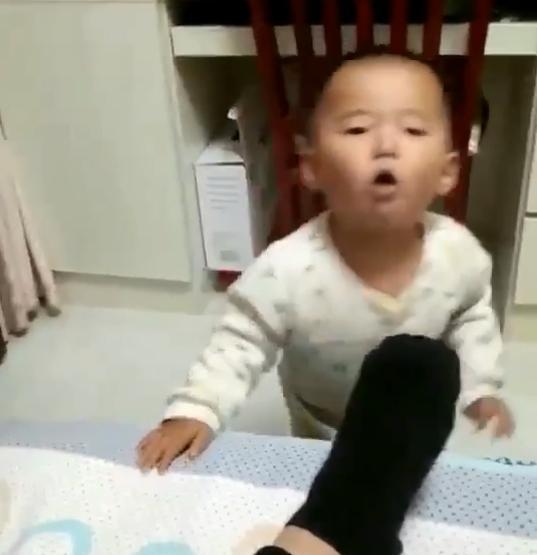 小宝偷偷闻了一下爸爸的脚丫，下一秒亮了