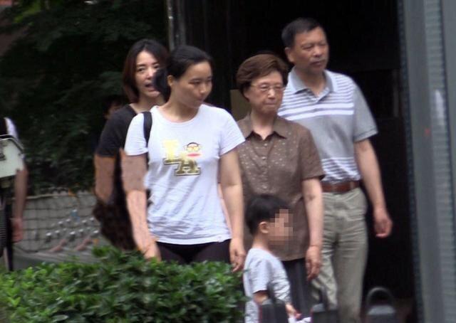 43岁董卿带4岁儿子近照? 网友: 不是去年才去美国生的娃吗?