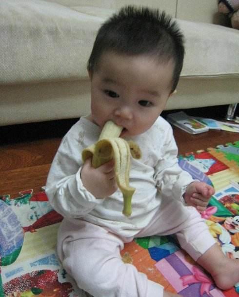 2岁宝宝吃香蕉险些丧命,就是因为奶奶把香蕉和