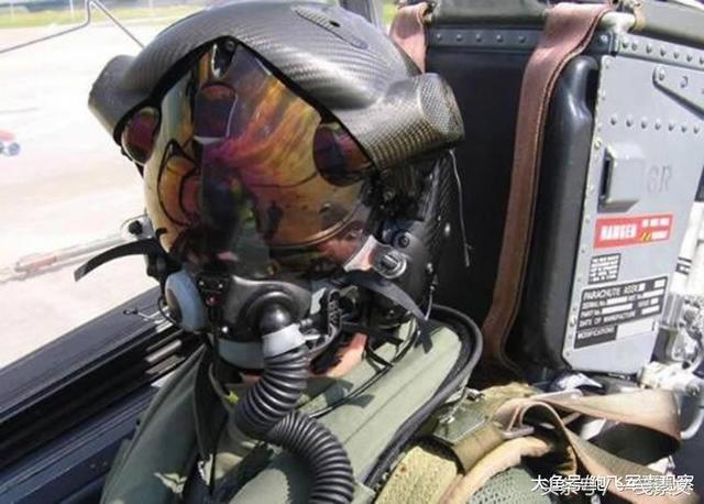 看看歼20的飞行员头盔 再看美军F35的 差别太