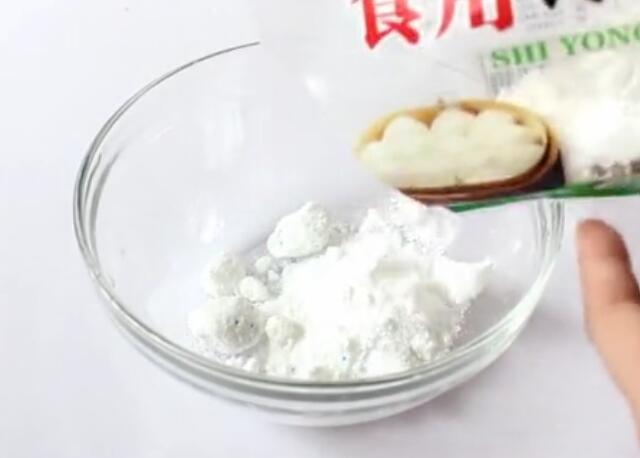 洗衣服时,在洗衣机里放两粒这样东西,多脏的衣