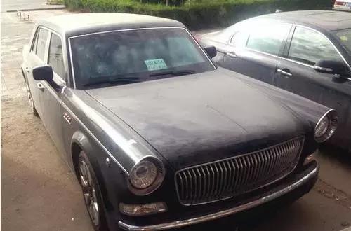 面包车旁一台落满灰尘的红旗，走近发现是新款L7