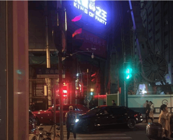 王思聪开劳斯莱斯去酒吧, 保安赶走500万宾利