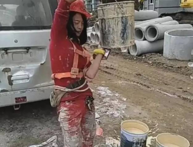 当然不只是搬砖这么简单了,原来这个农村的姑娘非常的有经济头脑,她