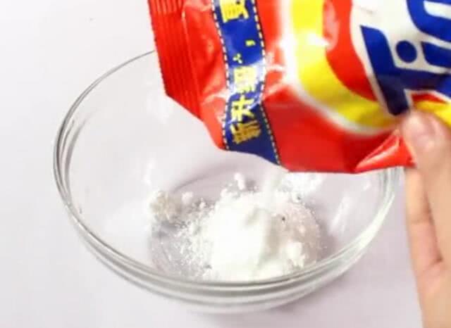 洗衣服时,在洗衣机里放两粒这样东西,多脏的衣