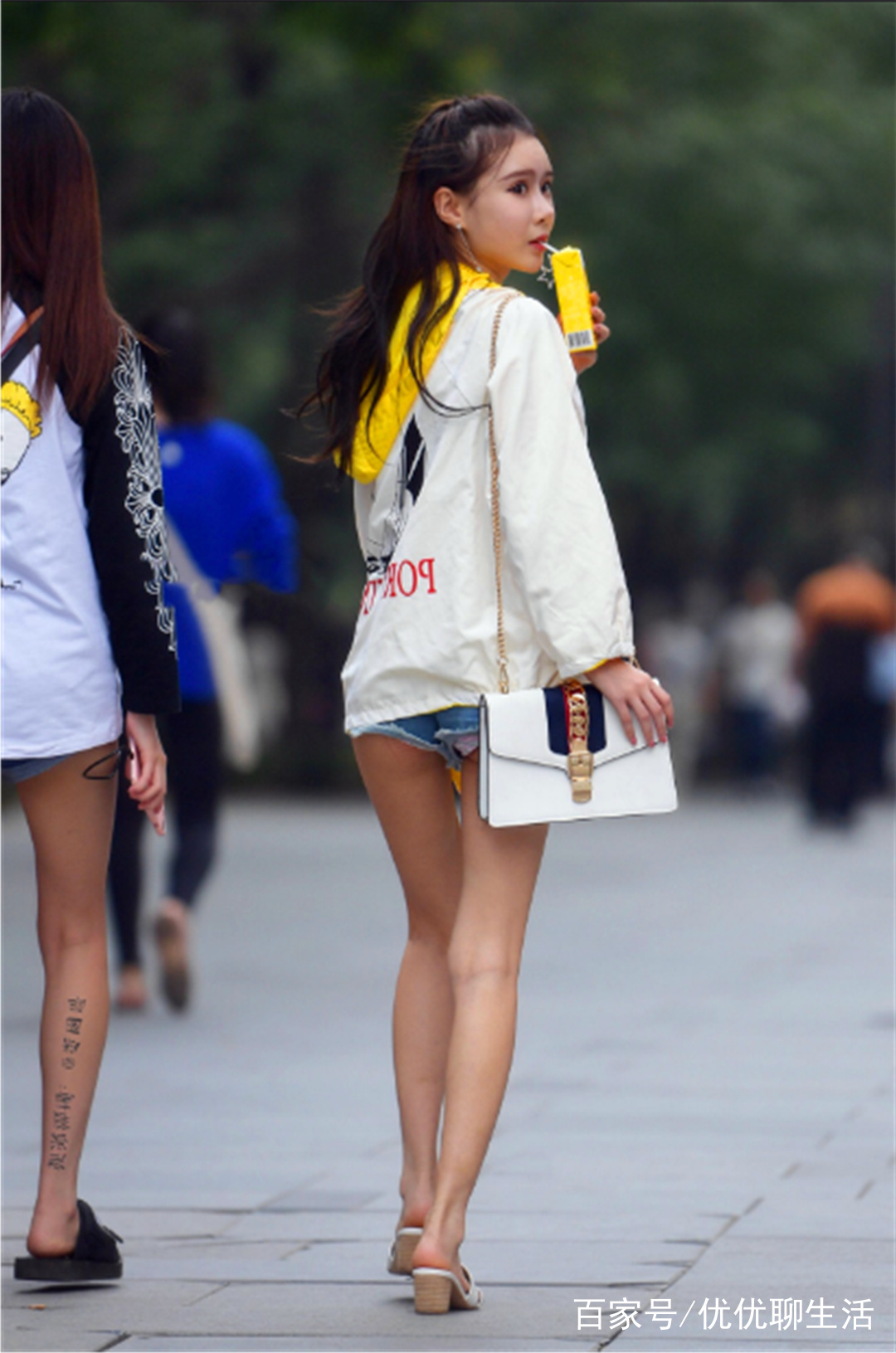 美女街拍:图2美丽大方,图3阳光甜美,图5真的太养眼了!