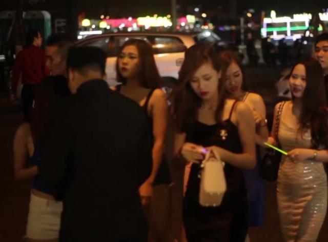 中国人到越南旅游,实拍越南出名的夜市,男游客