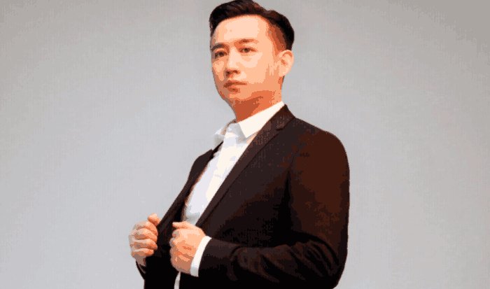 评价, 何炅冯小刚的最中肯, 易烊千玺的亮了