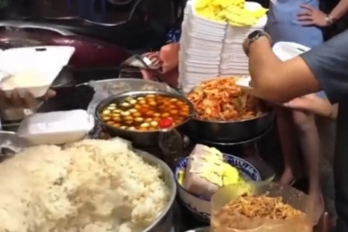 越南街头县城:美食快餐一份20块钱,两荤两素随盒饭海晏美食图片
