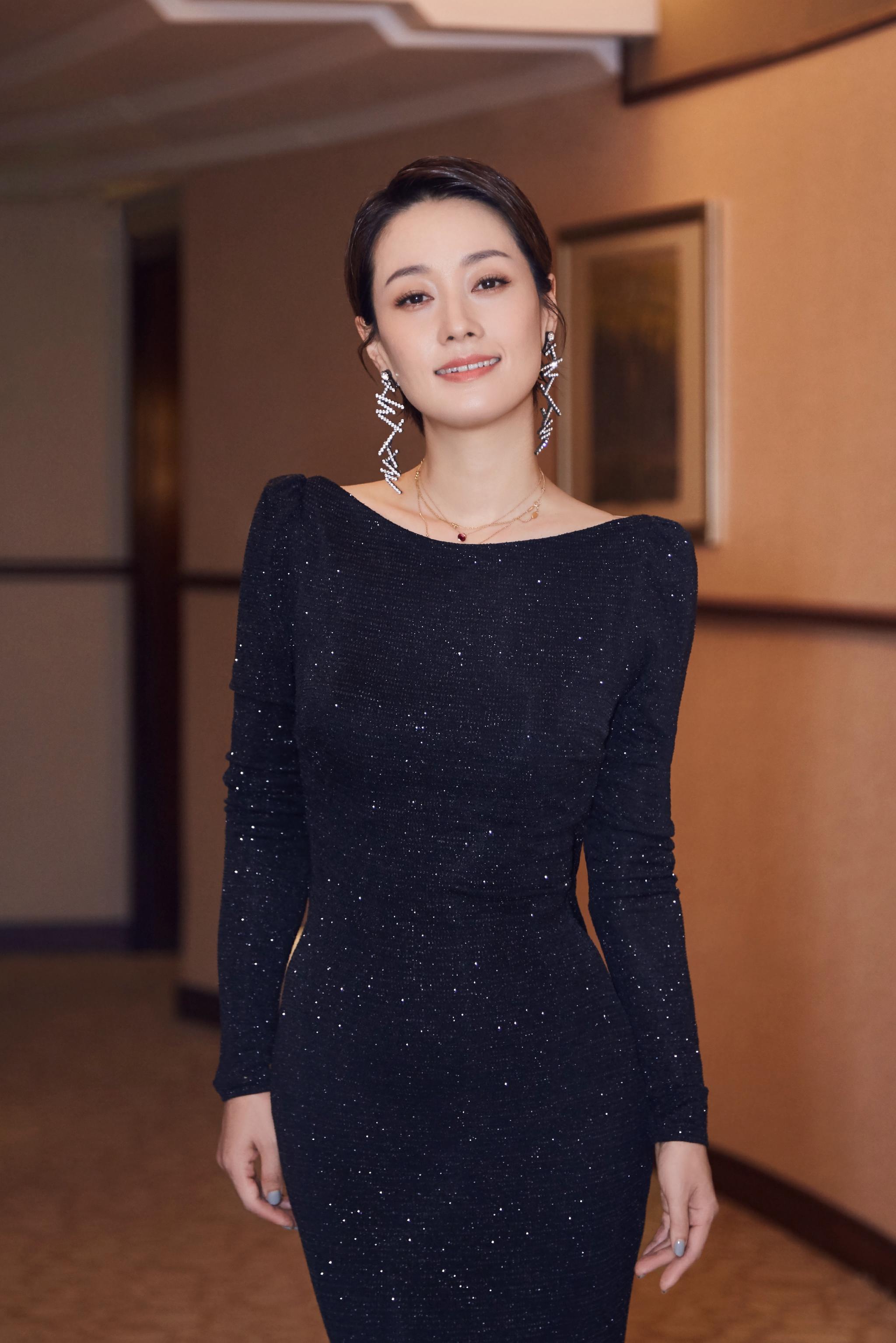 马伊璃从殷桃手中接过最佳女主角奖,感谢了文章彼此成就