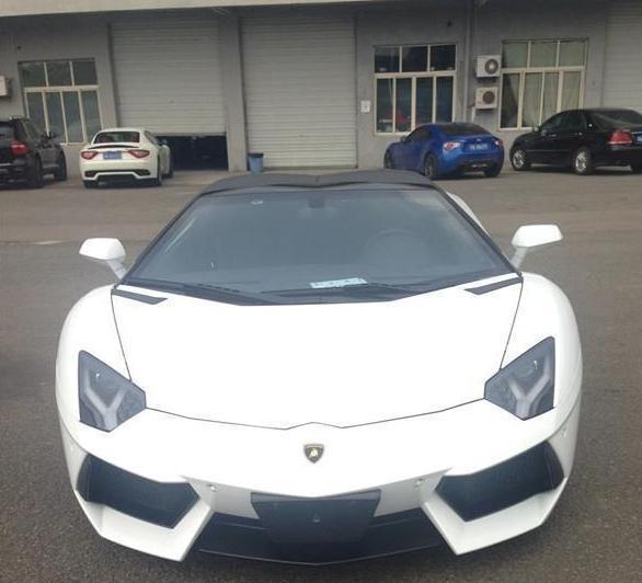 800萬豪車上路一年多都没掛車牌, 缘由真讓人好笑