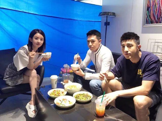 刘德华和吴京在剧组吃饭的样子,再看看女明星的片场吃饭照!