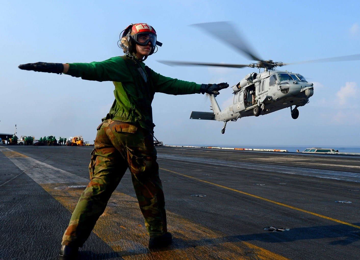 美国航母上为何会出现大量的中国女兵，揭秘其背后的原因