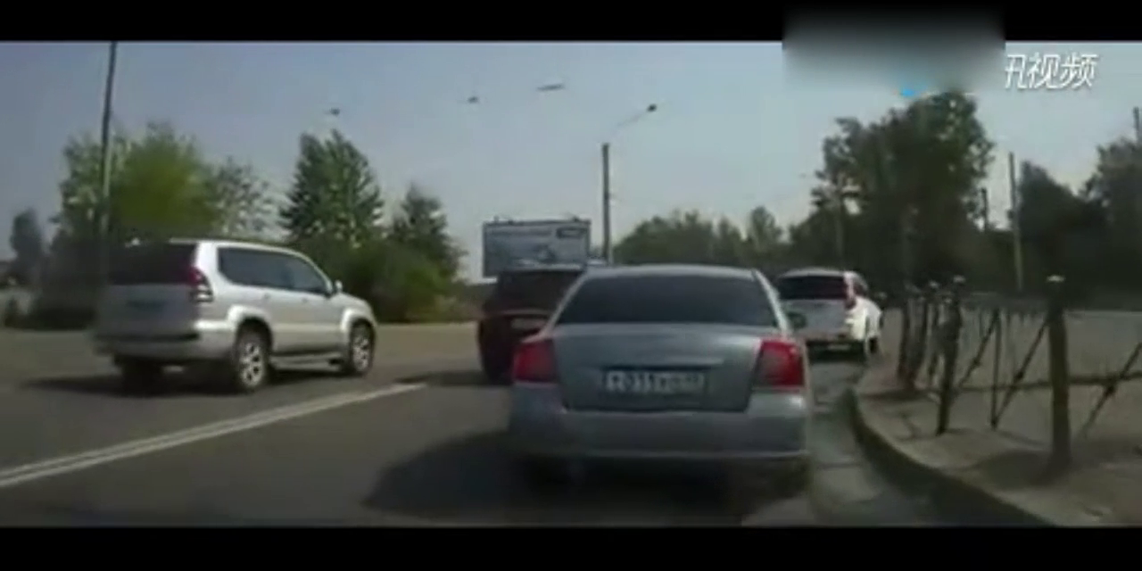 两车斗气，SUV耍阴招装完13果断跑，轿车懵了