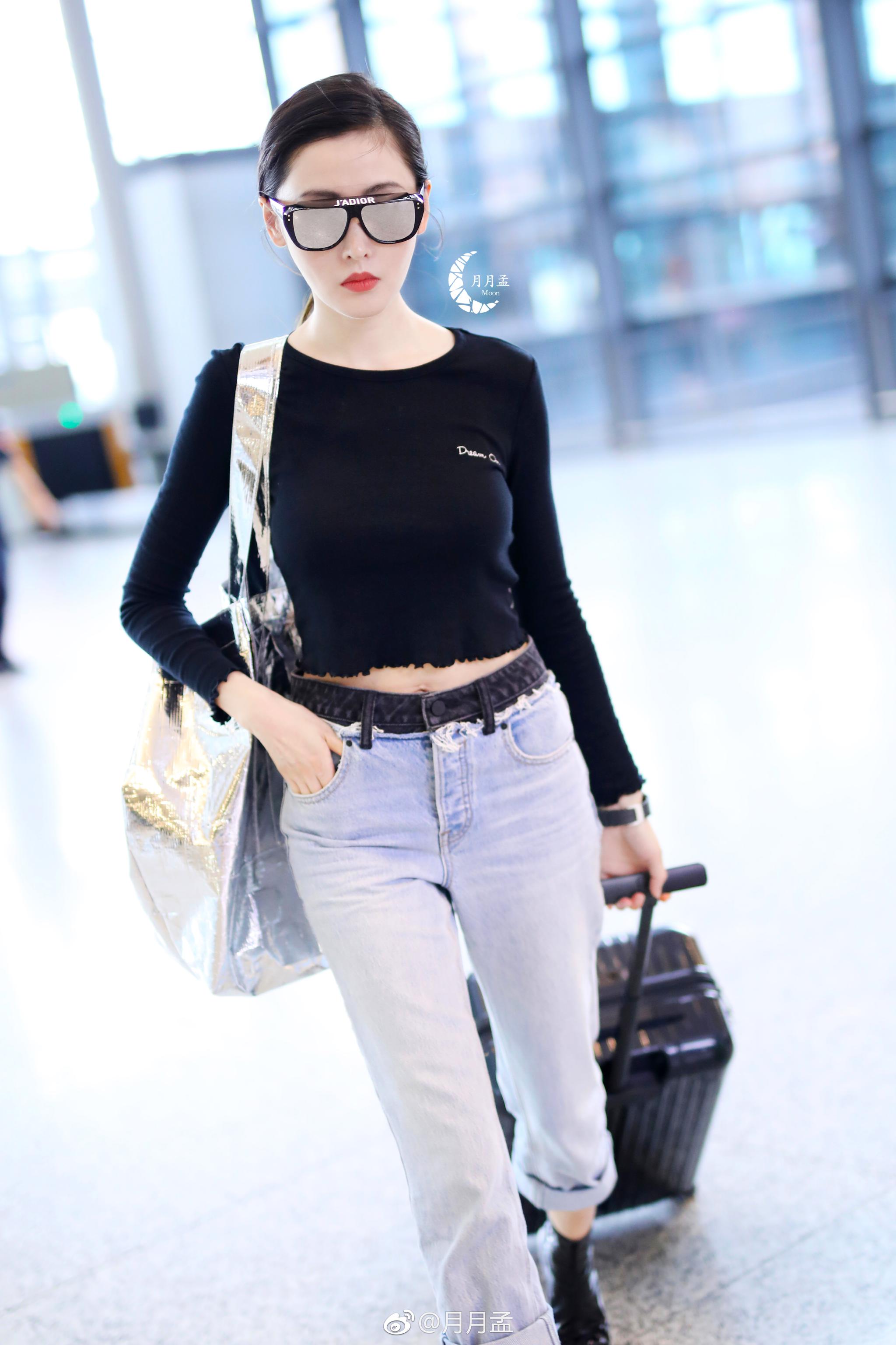 机场秀，很有小心机的露脐装大秀腰部的曲线美，小露腹部特别好看